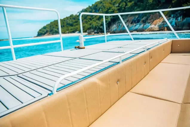 SeaStar彩虹号船头