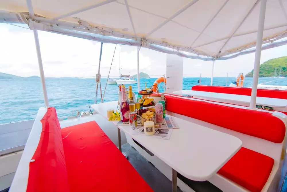 彩虹号内部桌子